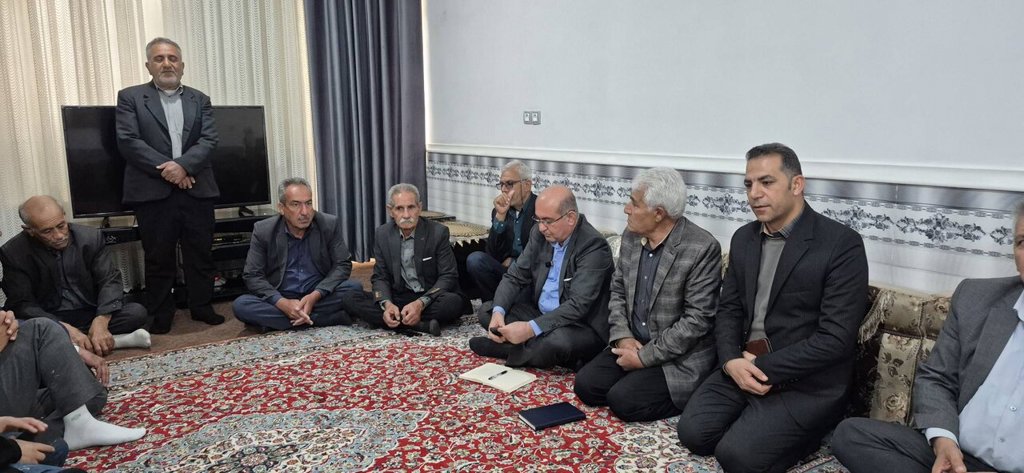 نشست غلامرضا دهقان ناصرآبادی نماینده مردم شریف شهرستان های کازرون و کوه‌چنار در مجلس شورای اسلامی با مردم دهستان دادین علیا