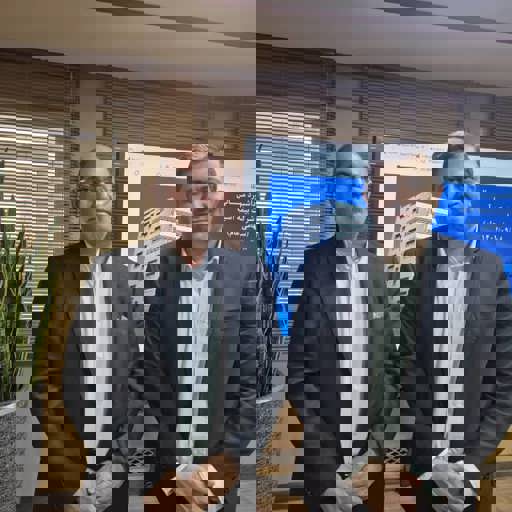 دیدار نماینده مردم کازرون و کوه‌چنار با مدیرعامل بیمه آسیا برای پیگیری مطالبات حوزه انتخابیه